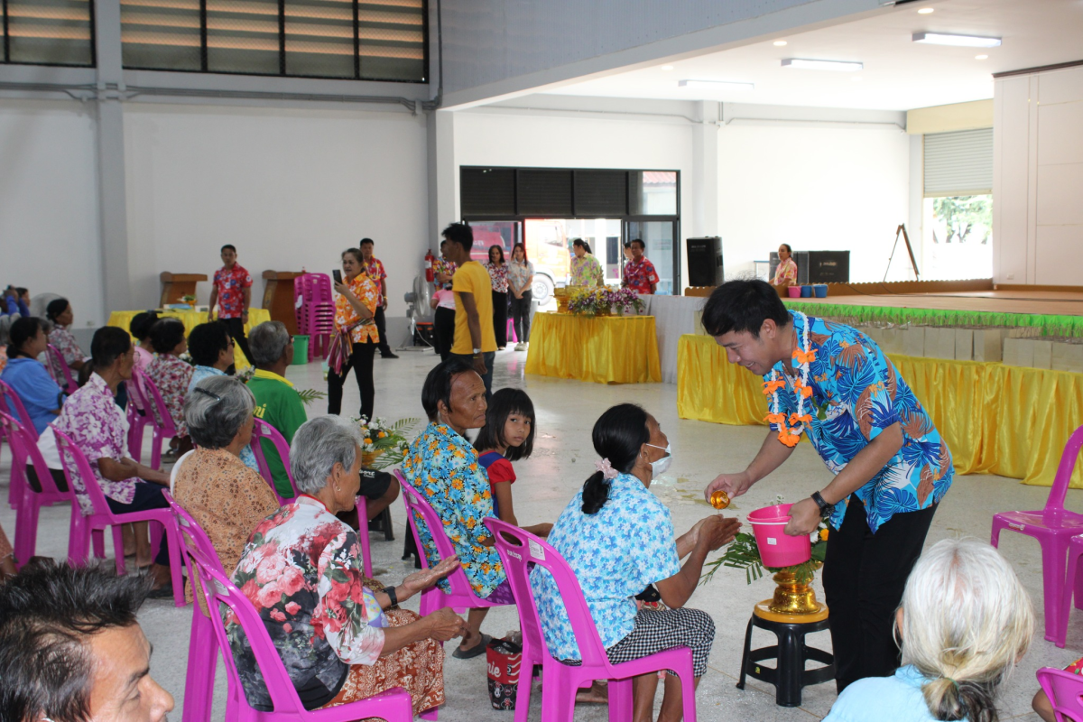 กิจกรรมรดน้ำดำหัวผู้สูงอายุและจ่ายเบี้ยยังชีพ ประจำปี 2568