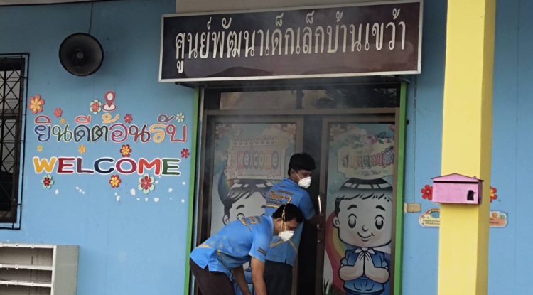 กองสาธารณสุขและสิ่งแวดล้อม อบต. ได้ออกพ่นหมอกควัน เพื่อกำจัดพาหะ(ยุงลาย) ของโรคไข้เลือดออก  ศูนย์พัฒนาเด็กเล็ก
